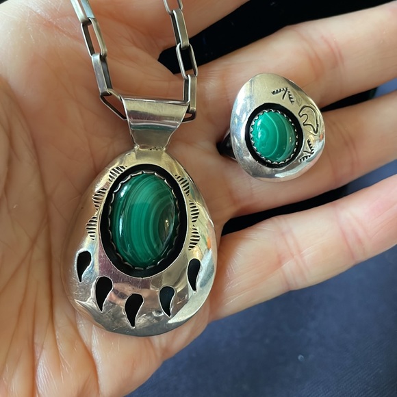 Navajo Vintage Native American Malachite Bear Paw Pendant - Picture 8 of 9